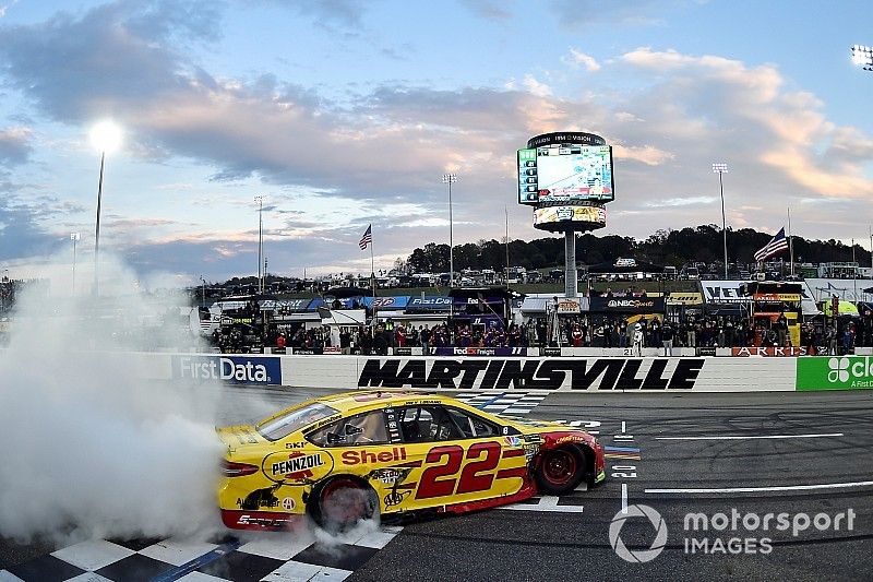 Race winner Joey Logano, Team Penske, Ford Fusion Shell Pennzoil