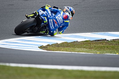 Suzuki van Alex Rins vat vlam in pitlane Sepang