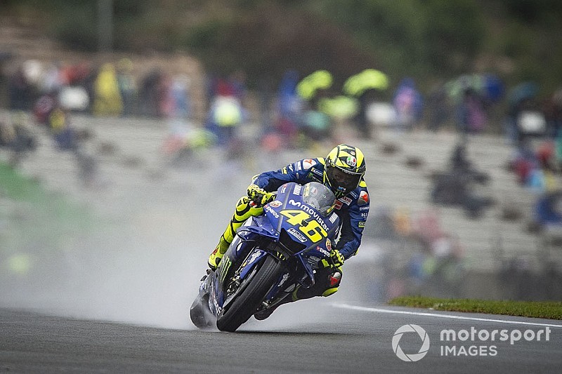 MotoGP, Valencia, Libere 3: Petrucci al top, Valentino cade e rimane fuori dalla Q2