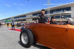 Képeken az F1-es versenyzői parádé az Amerikai Nagydíjról: figyeld Hamilton verdáját!