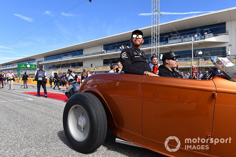 Képeken az F1-es versenyzői parádé az Amerikai Nagydíjról: figyeld Hamilton verdáját!