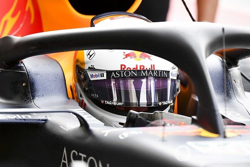 Albon cambia su casco por beneficio aerodinámico