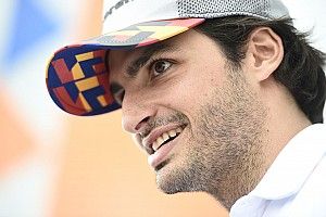 Sainz explica cantoria de hit de sucesso dos anos 1980 após corridas