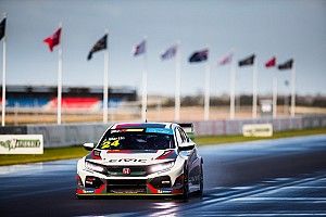 The Bend TCR: Martin beats Tander for Race 3 win