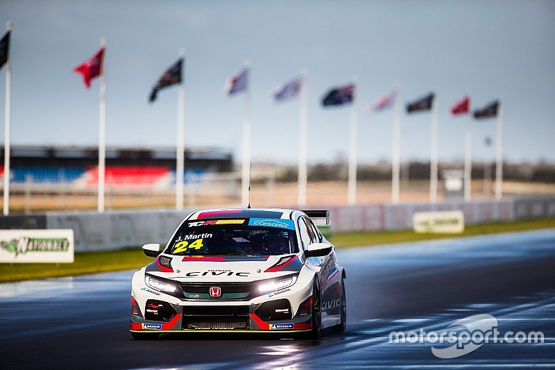 The Bend TCR: Martin beats Tander for Race 3 win