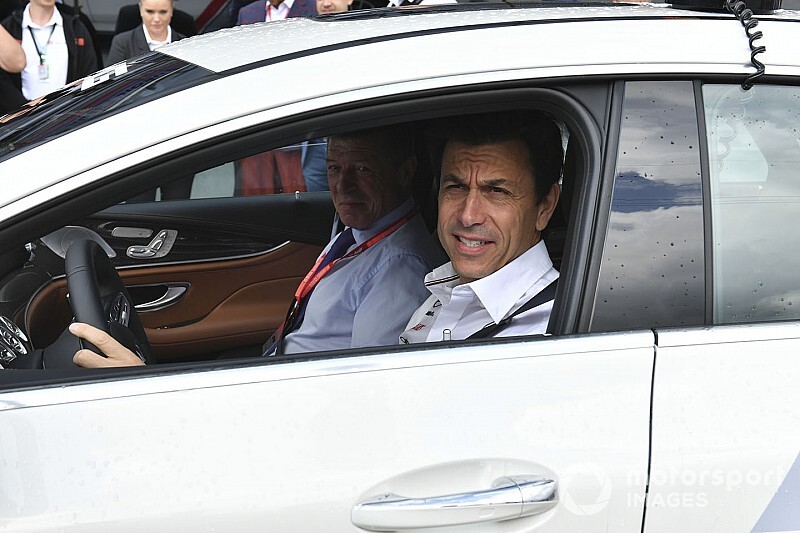 A Mercedesnél már nagyon törik a fejüket a Ferrari miatt, a motorrészlegen is