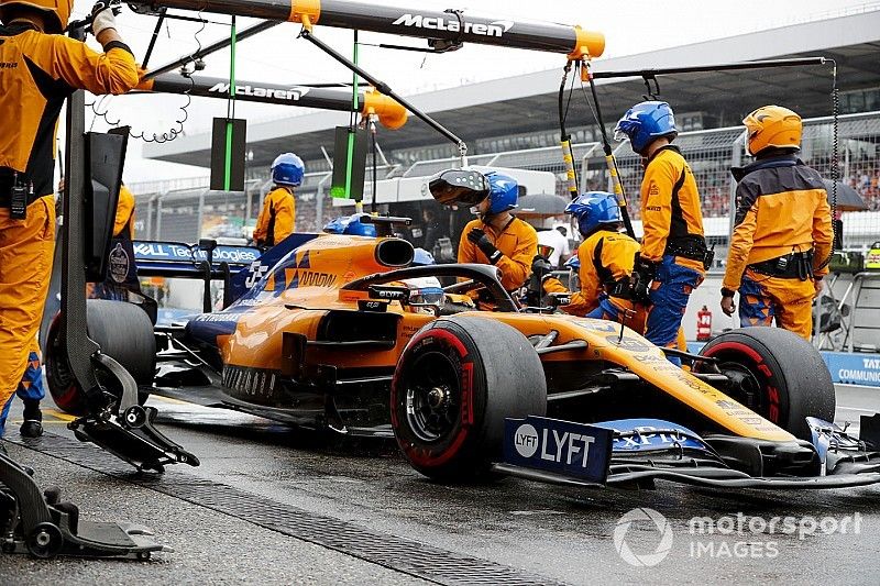 Carlos Sainz Jr., McLaren MCL34 pit stop 