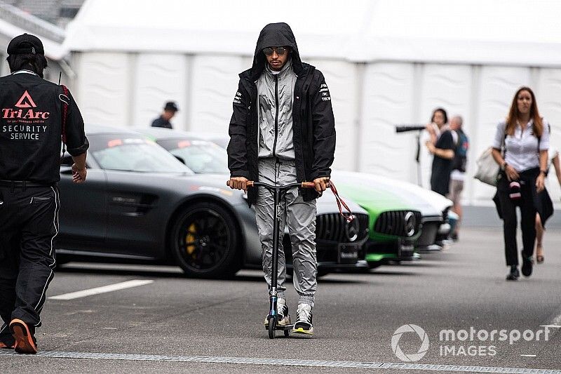 Lewis Hamilton, Mercedes AMG F1, su un monopattino