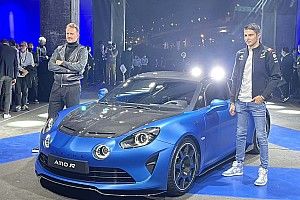 アルピーヌ、”過激”な性能追求した新グレード『A110R』を世界初公開。F1日本GP直前のエステバン・オコンがPR