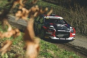 Max Verstappen is kipróbálta a raliautózást, mindezt édesapja navigálásával!