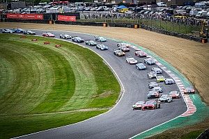 Brands Hatch GTWCE: JOTA McLaren crashes over barriers in opener