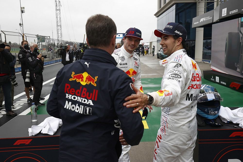 Christian Horner, team principal, Red Bull Racing, le deuxième Max Verstappen, Red Bull Racing, et le troisième Sergio Perez, Red Bull Racing, dans le parc fermé