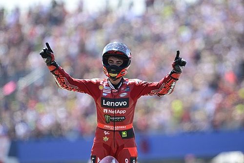 Bagnaia gana sobre Bezzecchi en Assen y se aleja en MotoGP