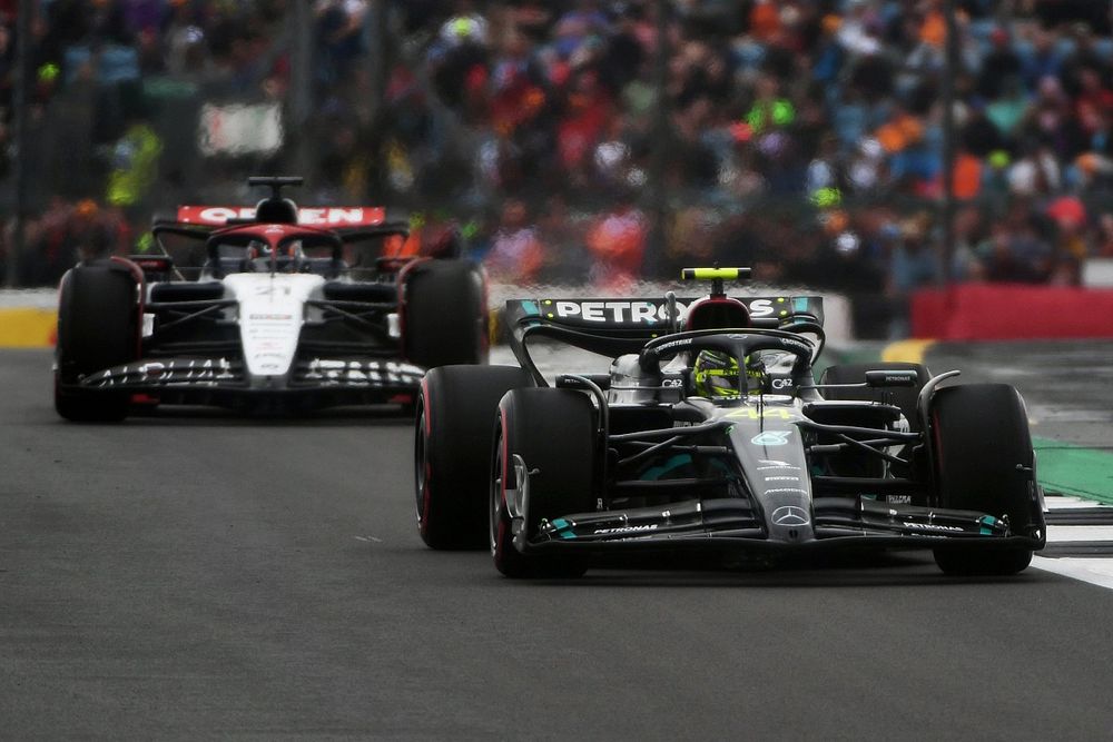 Sir Lewis Hamilton, Mercedes F1 W14, leads Nyck de Vries, AlphaTauri AT04