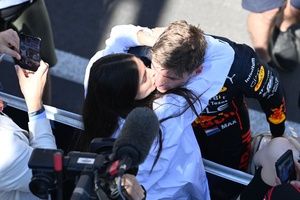 Mãe de Verstappen diz que filha de Piquet dá sentimento familiar que “piloto perdeu”