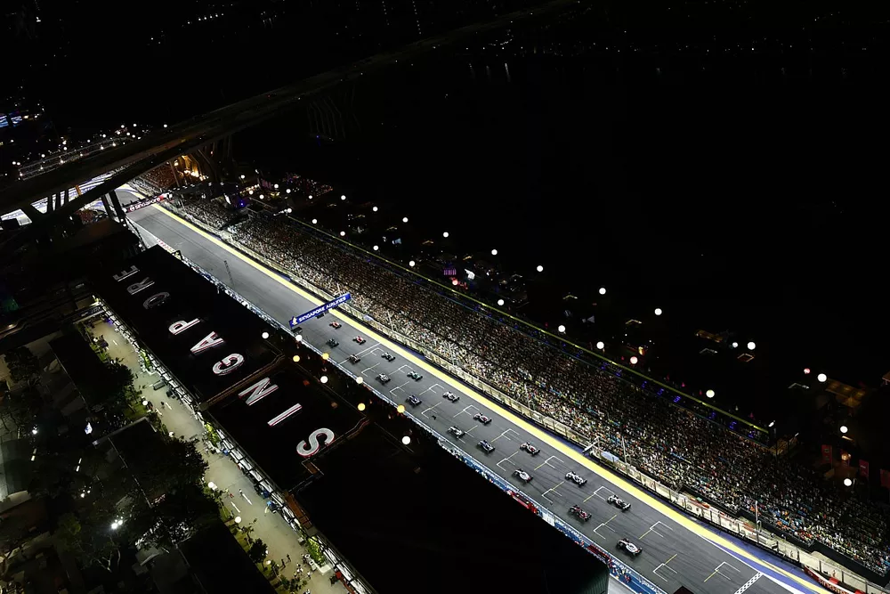 Carlos Sainz, Ferrari SF-23, George Russell, Mercedes F1 W14, Charles Leclerc, Ferrari SF-23, Lando Norris, McLaren MCL60, Lewis Hamilton, Mercedes F1 W14, et le reste du peloton au d&eacute;part