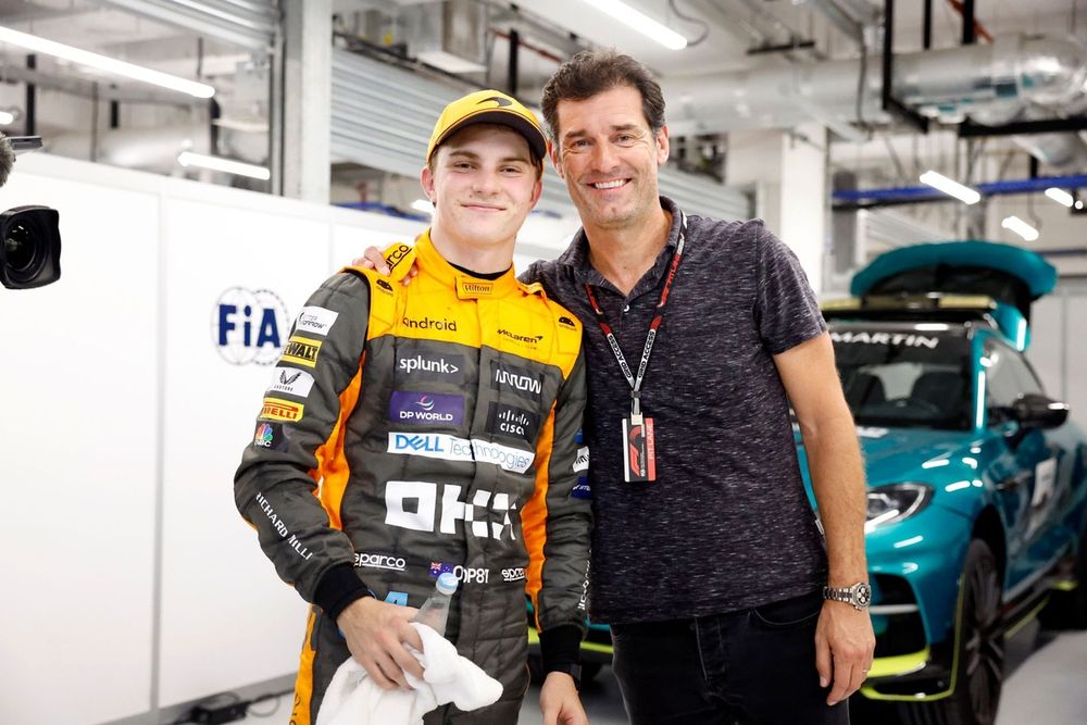Oscar Piastri, McLaren, 1ª posición, con Mark Webber