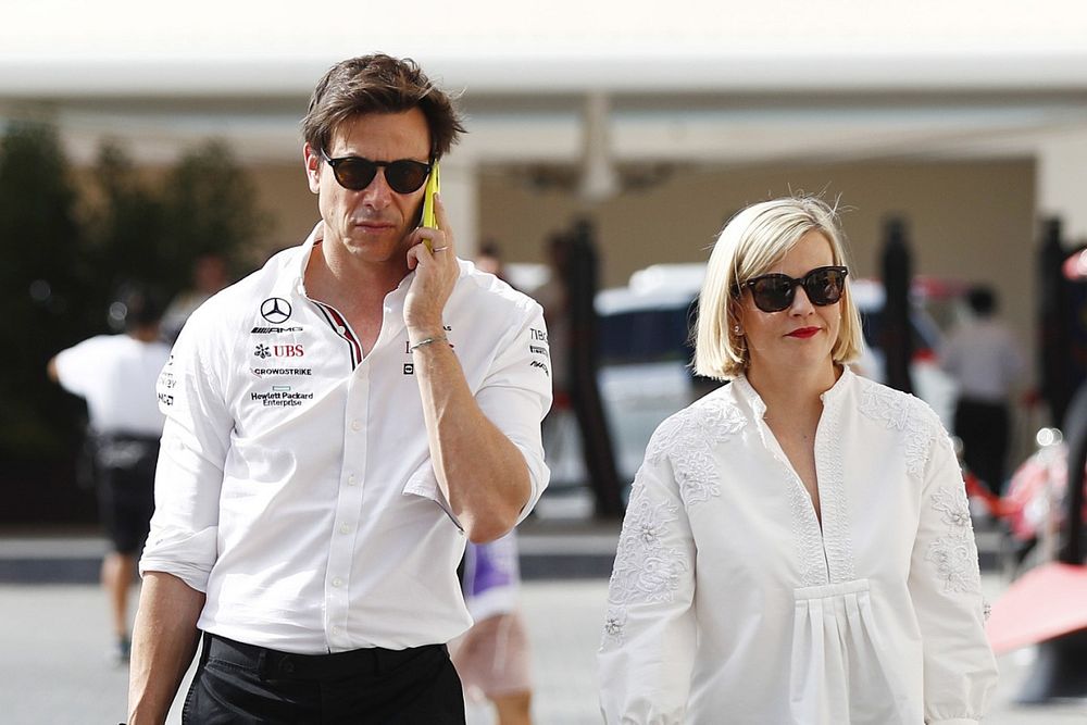 Toto Wolff, director del equipo y consejero delegado de Mercedes AMG, llega al paddock con Susie Wolff