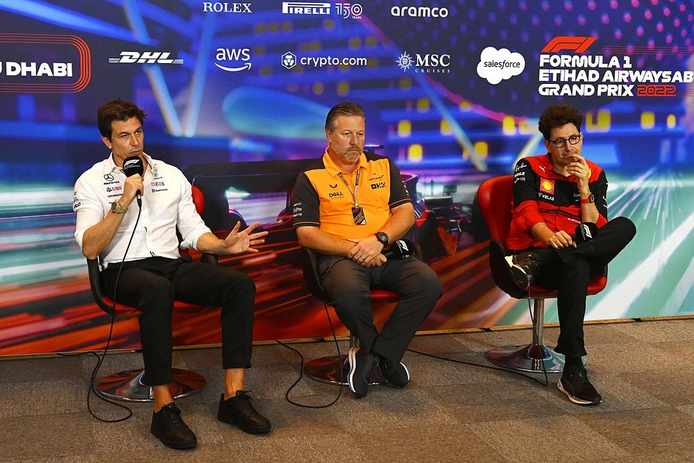 Toto Wolff, Team Principal en CEO, Mercedes AMG, Zak Brown, CEO, McLaren Racing, Mattia Binotto, Team Principal, Ferrari, wonen de persconferentie bij. 