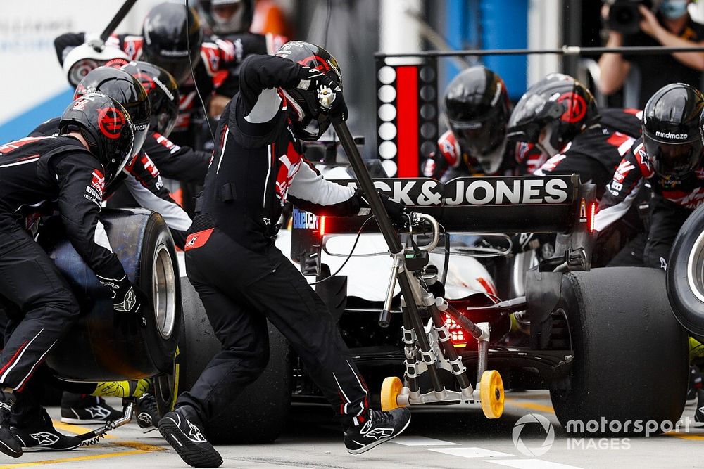 Romain Grosjean, Haas VF-20, au stand