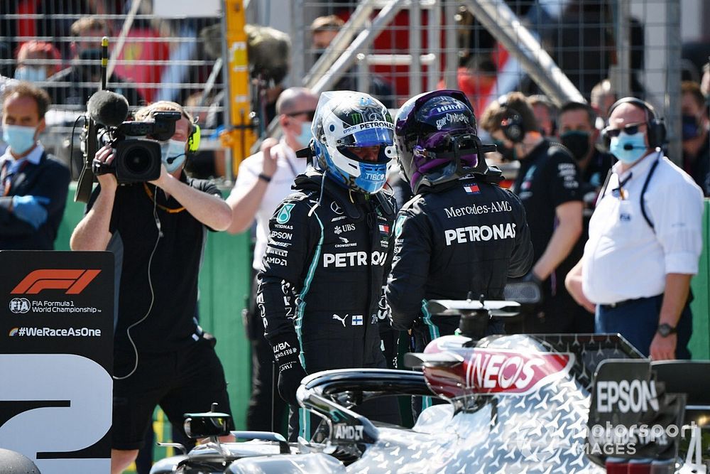 Valtteri Bottas, Mercedes F1 W11 y Lewis Hamilton, Mercedes F1 W11, en la parrilla después de la calificación