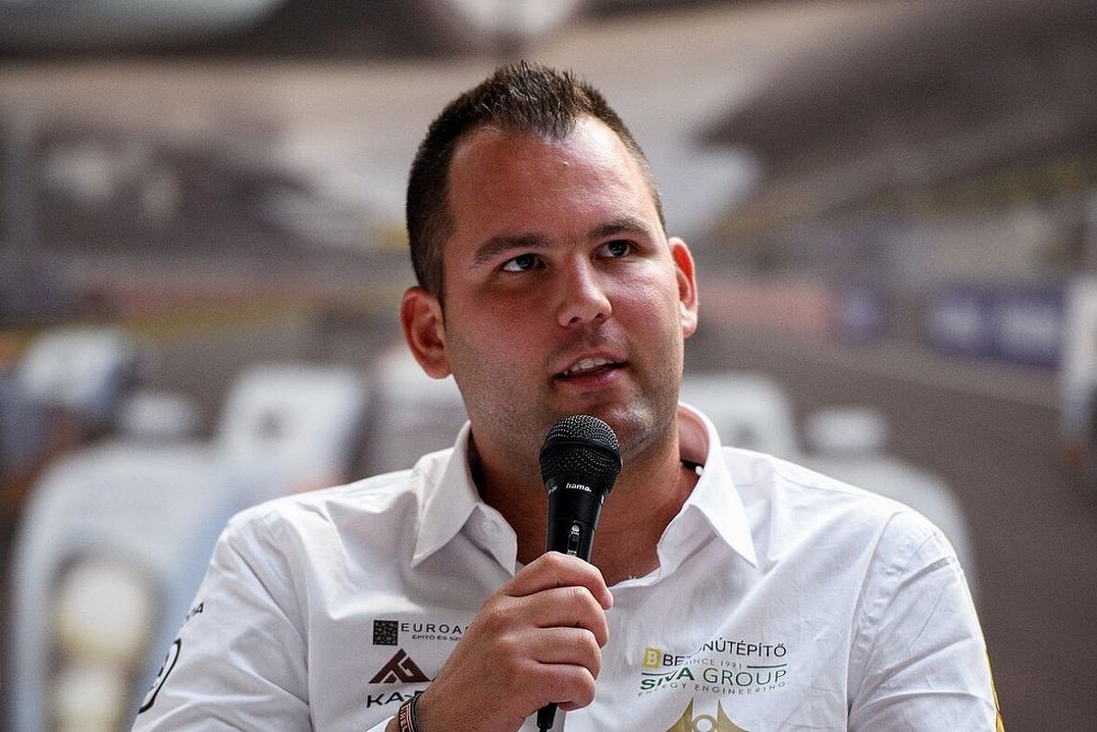 &Aacute;d&aacute;m Velenczei