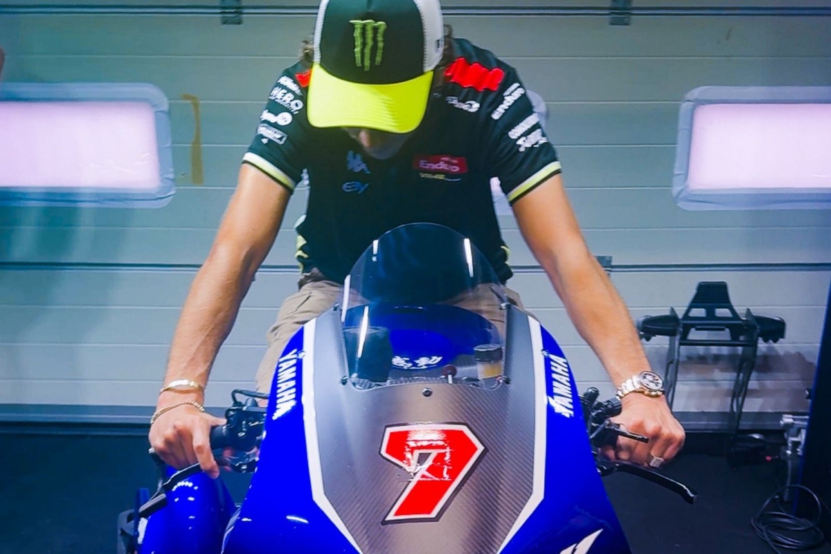 MotoGP | Valentino Rossi non resiste alla Yamaha V4: eccolo mentre la scopre da vicino