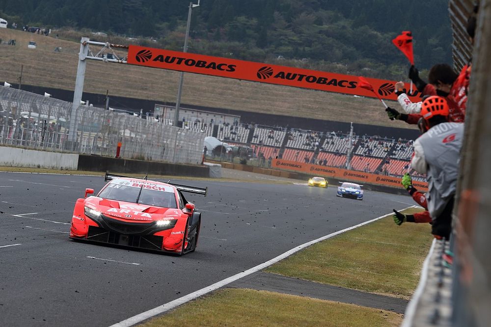 スーパーGT第6戦オートポリス決勝レポート(GT500):荒れたレースでARTA NSXが独走。今季初優勝挙げる