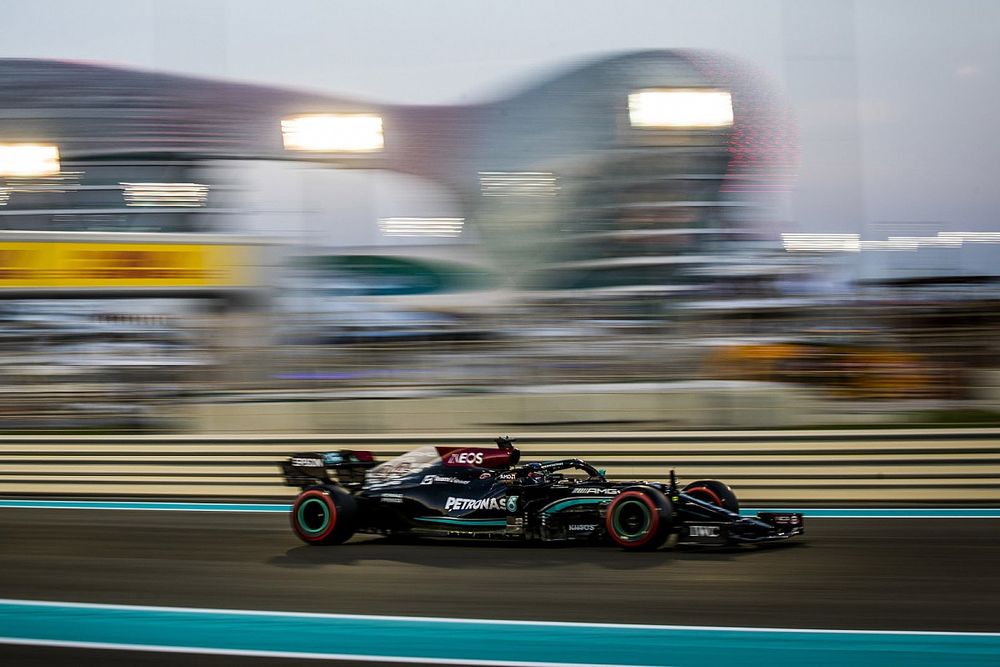 Hamilton yeni egzoza geçti