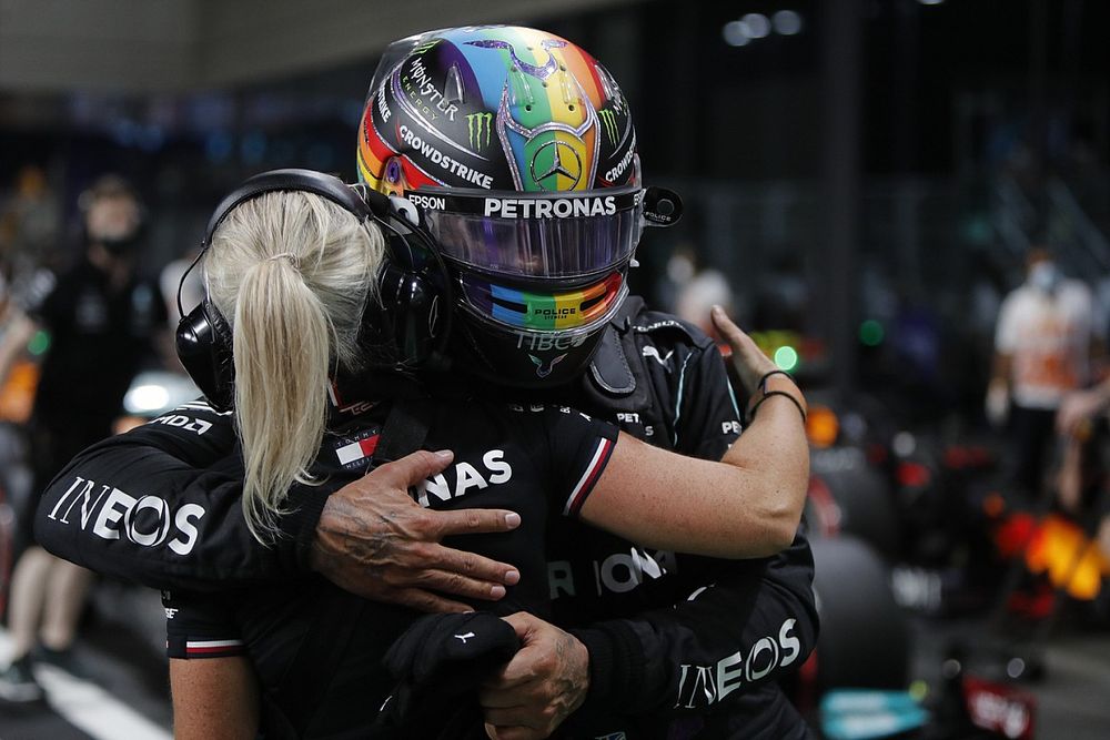 Verstappen crasht op weg naar toptijd, Hamilton op pole in Jeddah