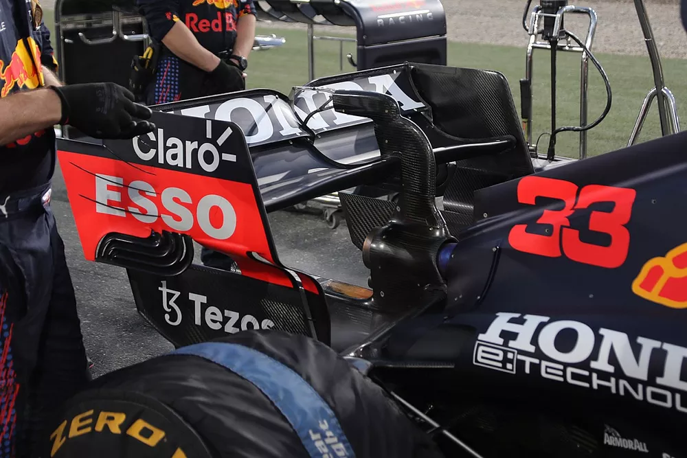 Detalle del aler&oacute;n trasero del Red Bull Racing RB16B
