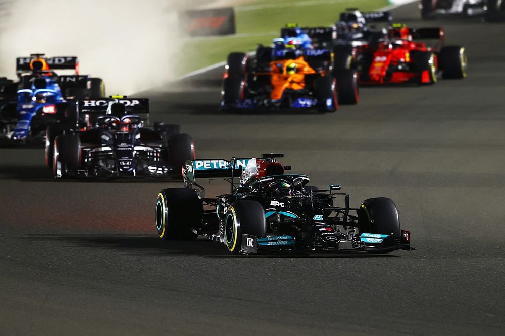 F1カタールGP 決勝:ハミルトンがフェルスタッペンを圧倒し今季7勝目、アロンソが7年ぶり表彰台。角田裕毅13位