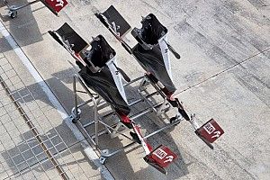 Alfa Romeo: i due pattini sotto all'ala sono incurvati verso l'alto