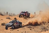 Al Attiyah gana la Baja Hail 1 en un duelo incendiado con Sainz