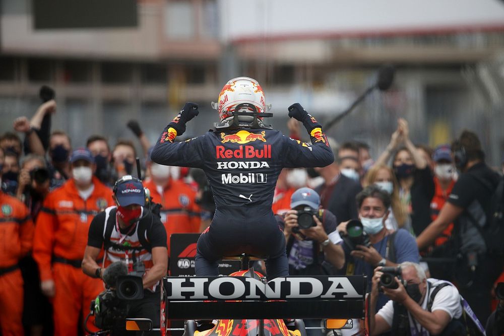 Max Verstappen, Red Bull Racing, rejoint le parc fermé en vainqueur