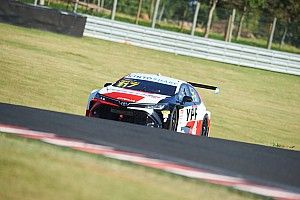 Sem push para se defender, Rossi segura Maurício para vencer pela primeira vez na Stock Car