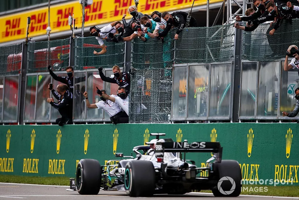 Ganador de la carrera Lewis Hamilton, Mercedes F1 W11 cruza la meta