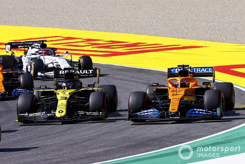 Alex Albon, Red Bull Racing RB16, Lance Stroll, Racing Point RP20, Daniel Ricciardo, Renault F1 Team R.S.20, Carlos Sainz Jr., McLaren MCL35, Lando Norris, McLaren MCL35, et le reste des monoplaces