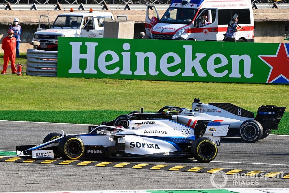 George Russell, Williams FW43 runs wide as he tries to overtake Romain Grosjean, Haas VF-20 