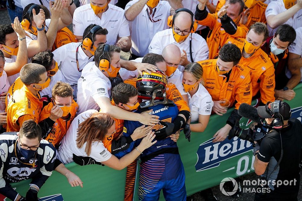 Segundo lugar Carlos Sainz Jr., McLaren celebra