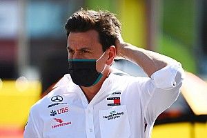 Wolff should "get out" of Mercedes while on top - Jordan