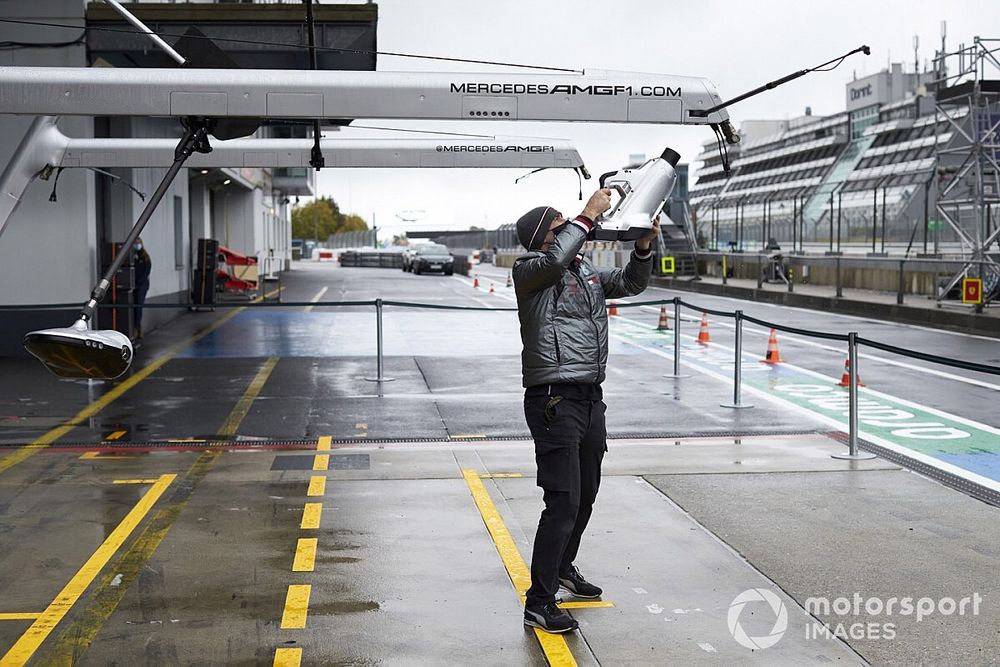 Mercedes-AMG F1 mechanic in the pitlane