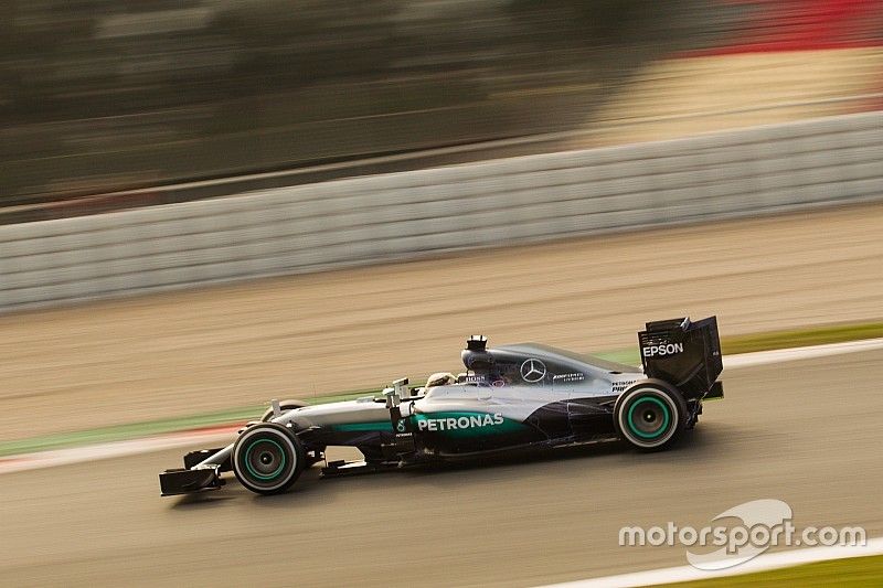 Hamilton beats Magnussen to keep Mercedes on top