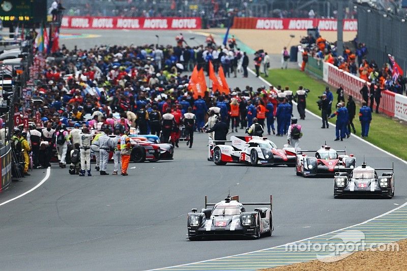 #2 Porsche Team Porsche 919 Hybrid: Romain Dumas, Neel Jani, Marc Lieb au départ du tour de reconnaissance