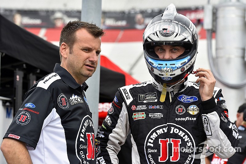 El jefe de equipo de Harvick, Rodney Childers, fue multado por una infracción