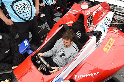 Videón, ahogy Alonso ismerkedik az IndyCar versenygépével