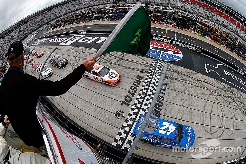 Start: Kyle Larson, Chip Ganassi Racing Chevrolet leads