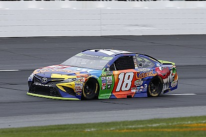 Kyle Busch gana etapa 2 en Loudon
