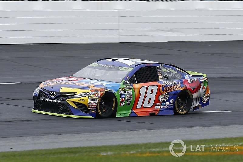 Kyle Busch gana etapa 2 en Loudon