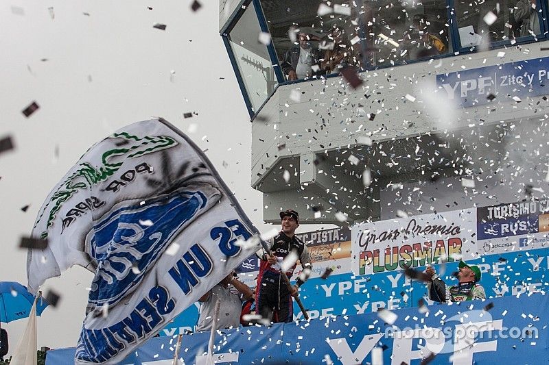 En su cumpleaños, Rossi ganó por primera vez con un Ford